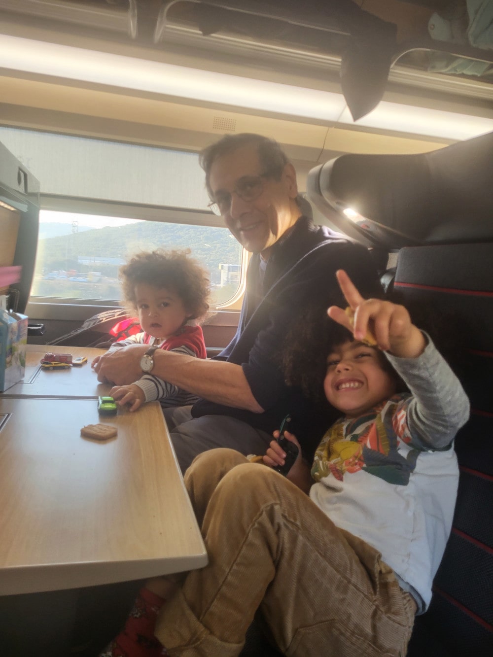 Jean-François assis dans le train avec Adao et Siloë